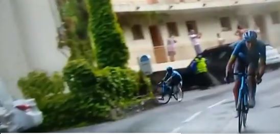 El Supermán López se estrella contra una señal de tránsito en el Tour de Francia