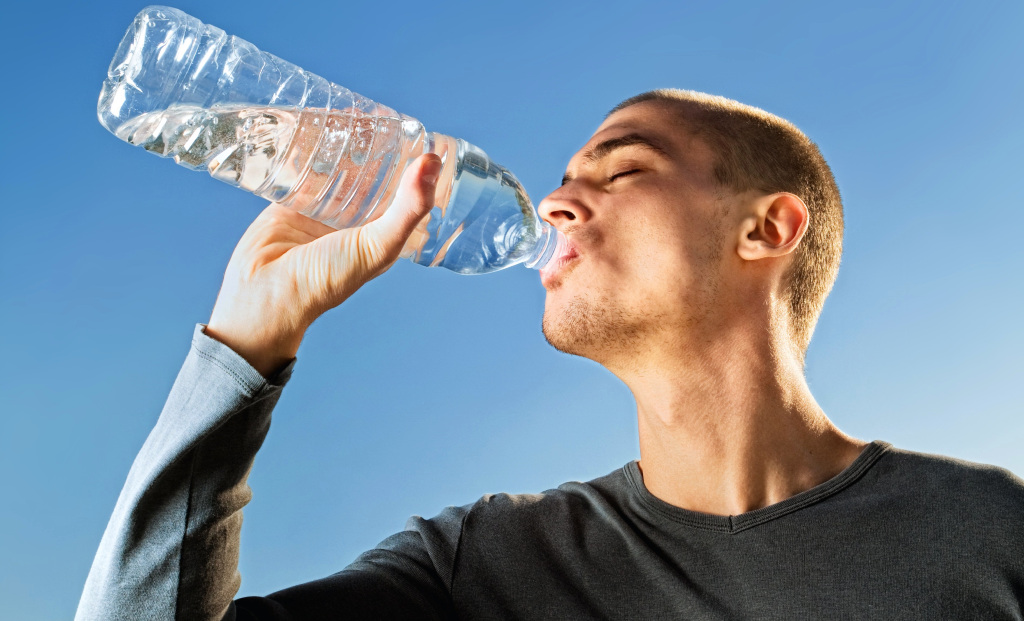 ¿Por qué es importante el agua y qué funciones cumple en nuestro cuerpo?