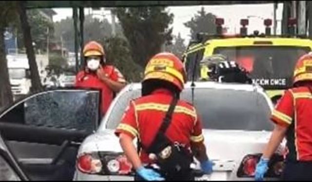 Ocupantes de carro huyen después de ataque armado en su contra en la Aguilar Batres