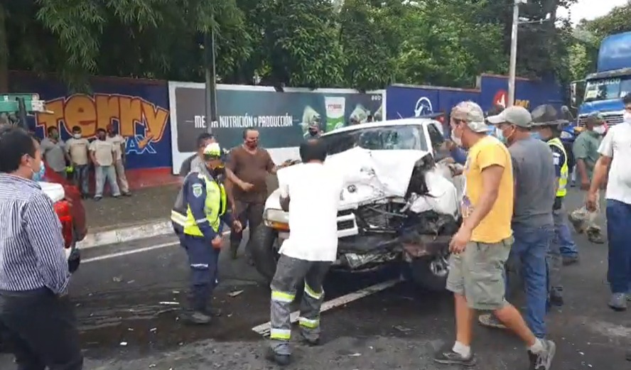 Tres vehículos chocan y bloquean ruta al Pacífico