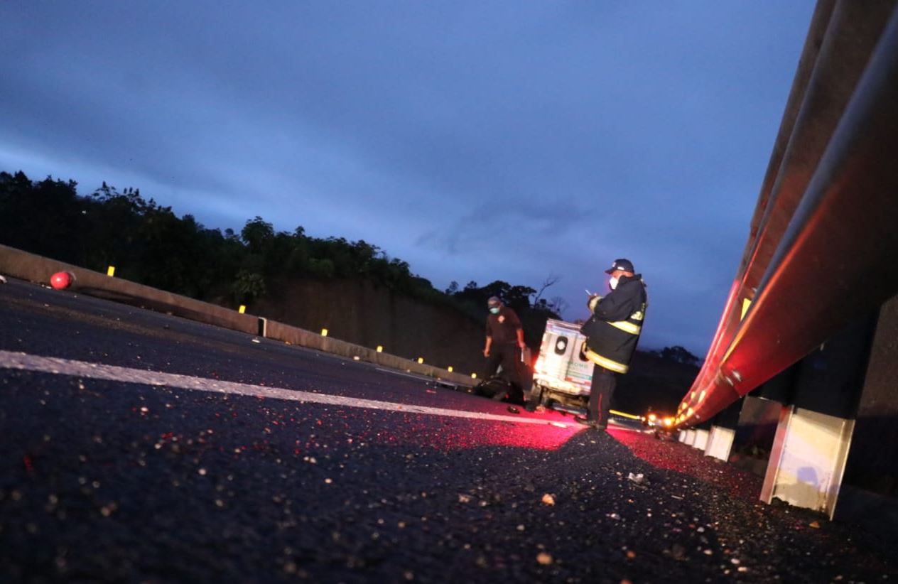 Motorista muere luego de ser atropellado por un auto que lo lanzó por el aire varios metros