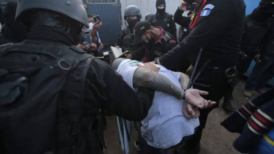 Trasladan a otras cárceles a unos 40 integrantes del Barrio 18 para evitar extorsiones en el país