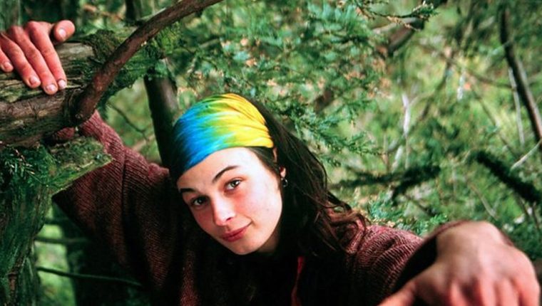 Julia “Butterfly” Hill, la mujer que vivió 738 días en la cima de una secuoya milenaria para evitar que lo talaran