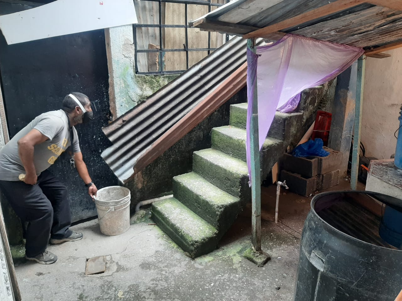 “Hasta el agua con la que nos cepillamos tenemos que reciclar”: el drama de familias de zona 18, donde el vital líquido es escaso  