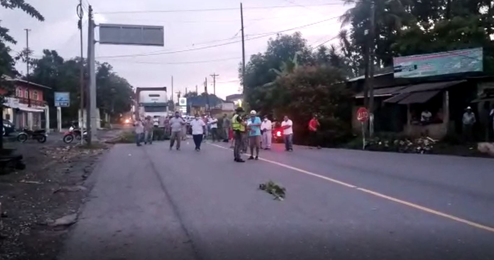 Manifestantes liberan el paso en el kilómetro 283 de la ruta al Atlántico