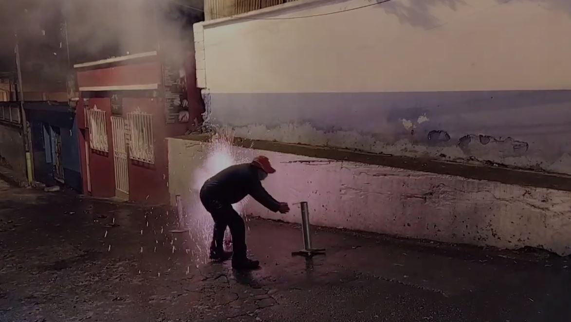 Así fue cómo una bomba lanzada durante celebración de feria de Mixco explotó en casa de un hombre y lo dejó gravemente herido