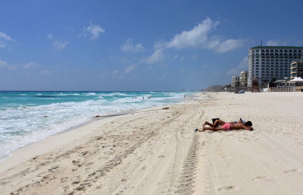 ¿Puedo contagiarme de coronavirus en playas y piscinas? Esto dice un experto