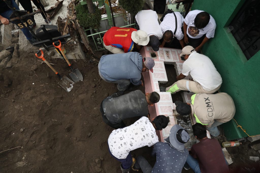 Lápidas, cervezas y música: El cementerio donde mexicanos entierran a sus muertos con sus propias manos