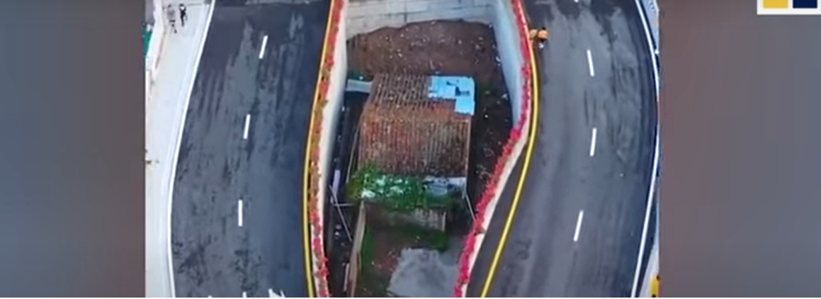La curiosa casa que quedó en medio de una autopista y es visitada por turistas