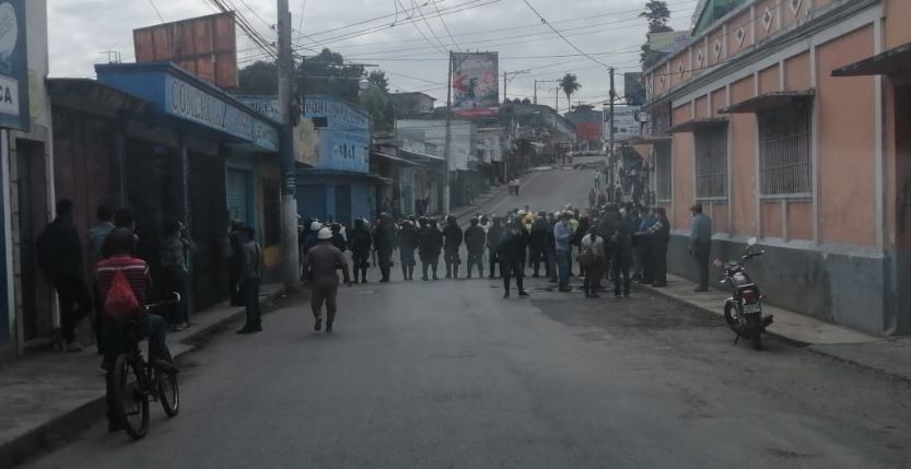 Reportan disturbios en Cobán, por desalojo de vendedores del mercado La Terminal