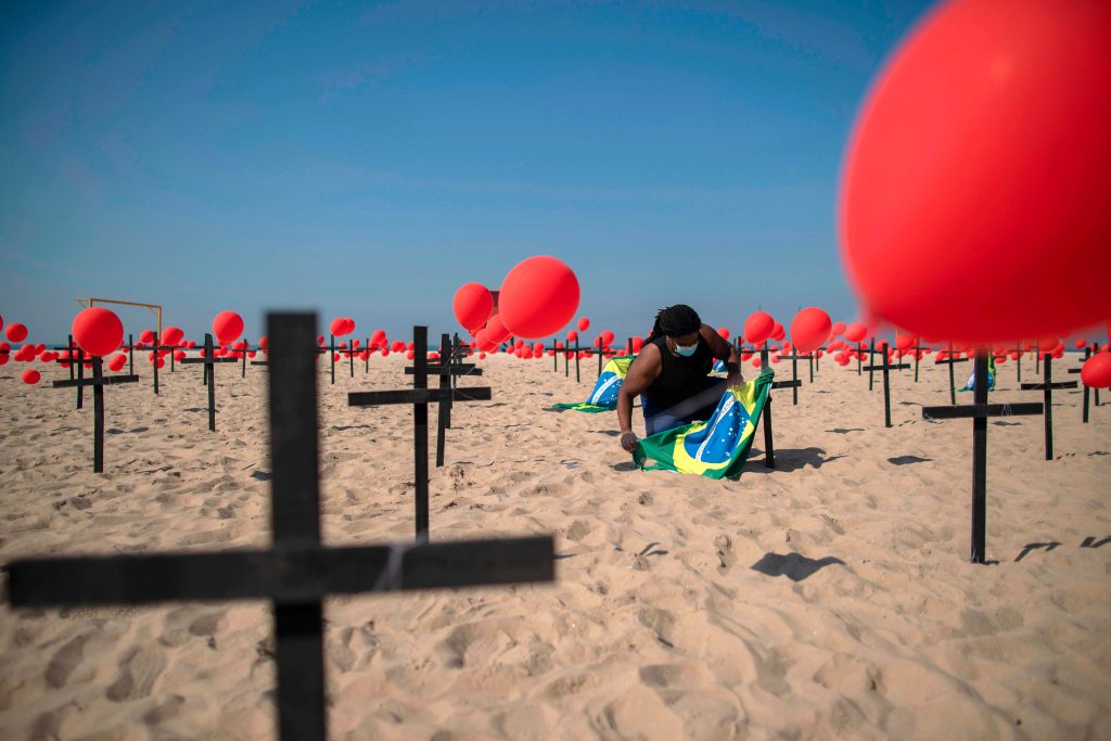 Fotogalería | Cruces negras y globos rojos: el significado del poderoso homenaje a víctimas del covid-19 en la playa de Copacabana, Brasil