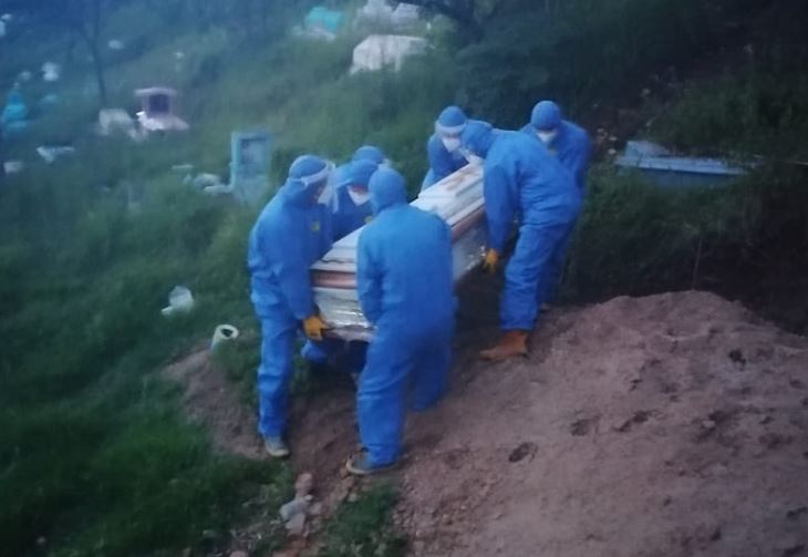 “Lo más duro es sostener el teléfono cuando los enterramos”: Así son los entierros de víctimas de coronavirus en Totonicapán