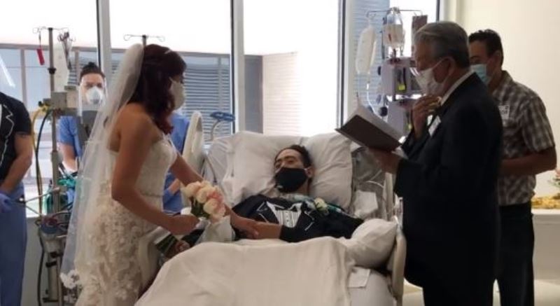 “Fue un momento hermoso”: Paciente de covid-19 se casa con su novia en el intensivo de un hospital de Texas