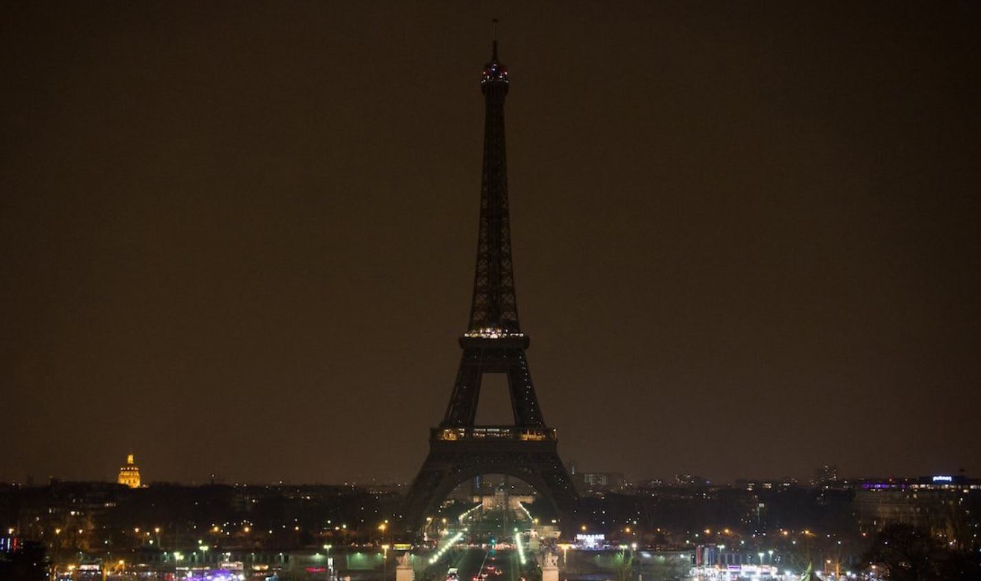 La Torre Eiffel apaga sus luces y rinde homenaje a las víctimas de Beirut