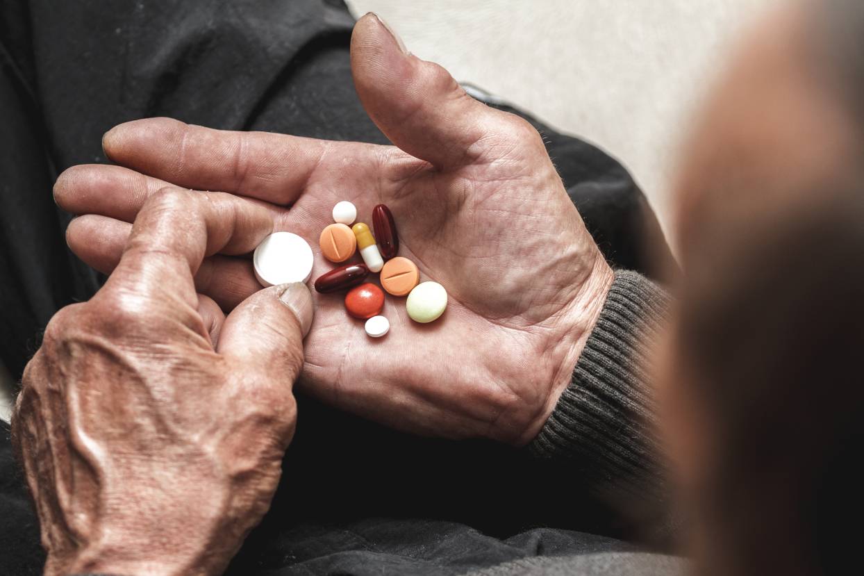 ¿Qué consecuencias tiene el exceso del consumo de fármacos en personas mayores?