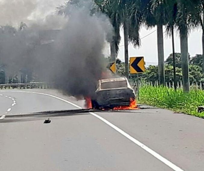 Se incendia vehículo en la autopista Palín-Escuintla y un “curioso” ocasiona accidente de tránsito