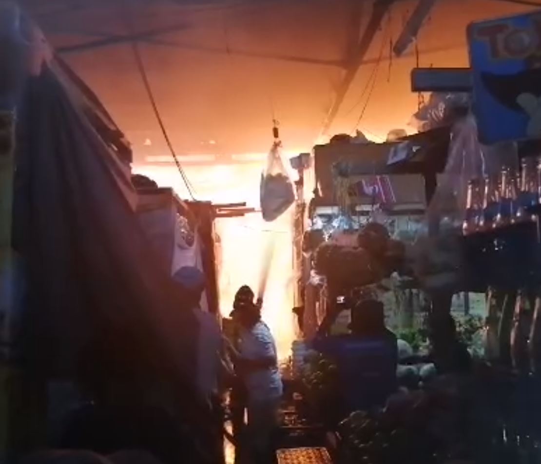 Se queman varios locales del mercado de Puerto San José, Escuintla
