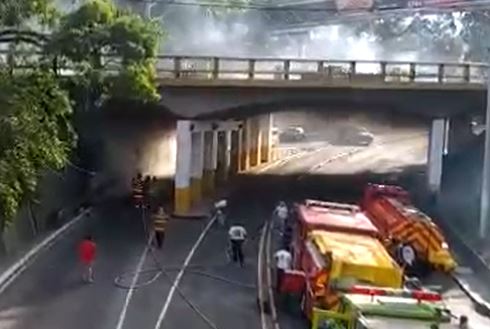 ¿Accidental o provocado? Incendio destruye hogar bajo el puente de otro indigente