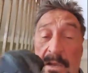 “No consigo que el coronavirus me desafíe”: Las hilarantes formas en las que John McAfee “fortalece” su sistema inmunológico