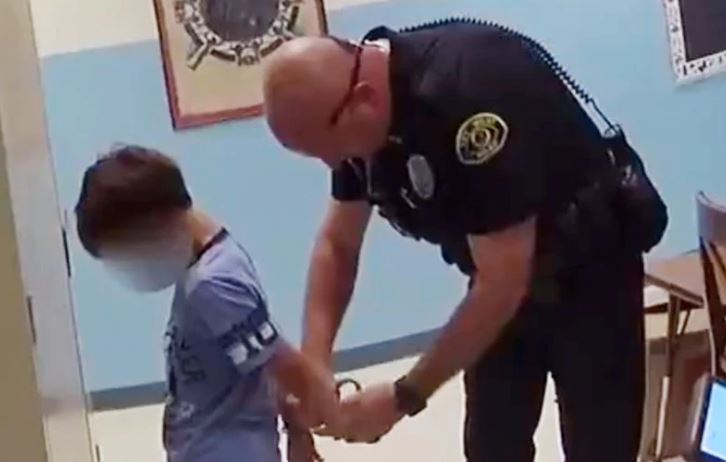 “Vas a ir a la cárcel”: El momento en que agentes engrilletan a niño en escuela de Florida