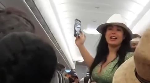 #LadyCovid: La mujer a la que “le vale” el coronavirus y fue bajada de un avión en México