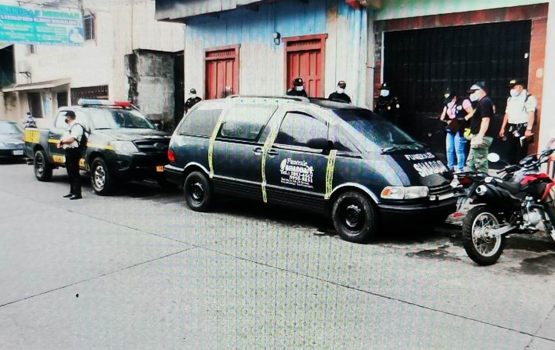 Allanan una funeraria e incautan un vehículo fúnebre por muerte violenta de madre e hija