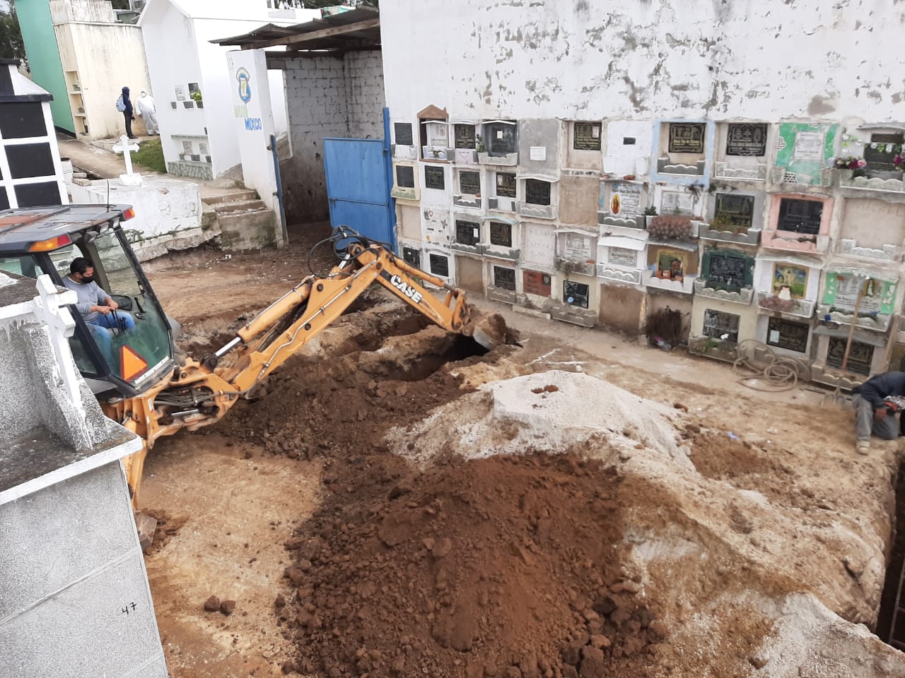 Video: Mixco abre ocho fosas comunes para víctimas de coronavirus