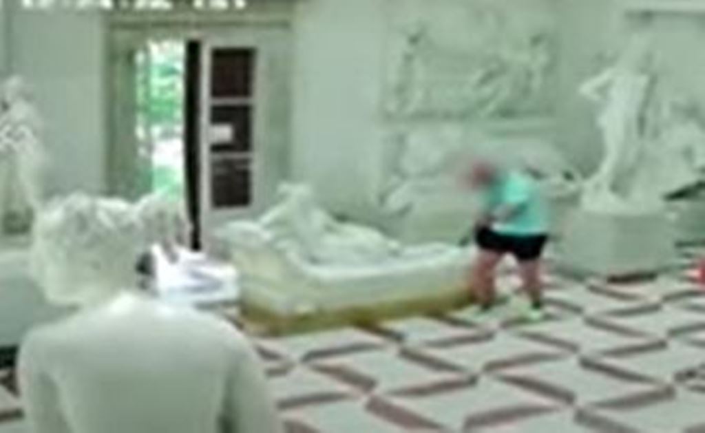 “Vándalo inconsciente”: Turista rompe escultura de 200 años por tomarse una foto