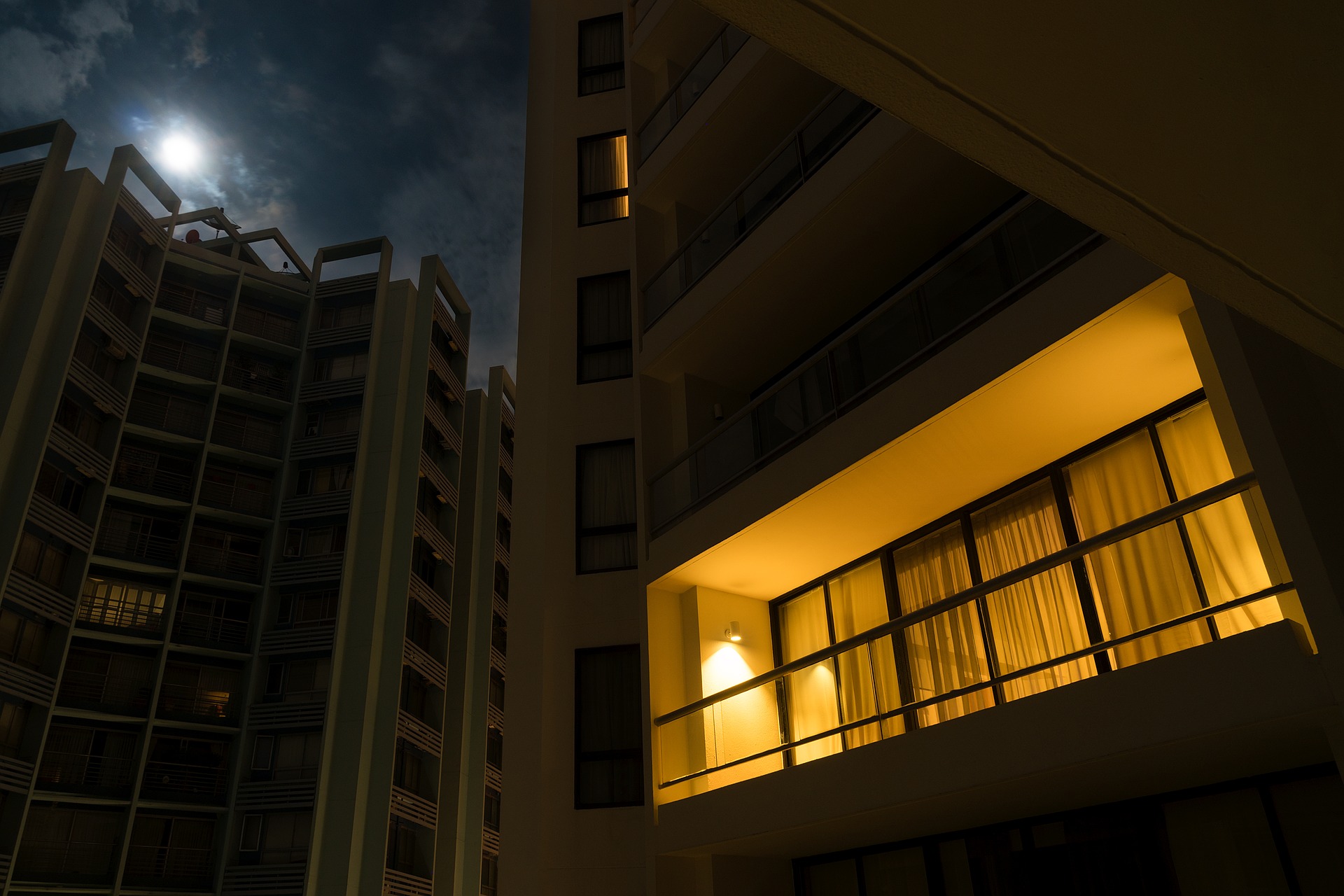 Apartamento durante la noche
