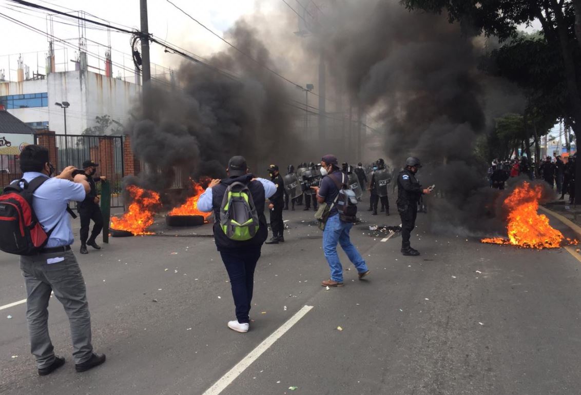 PNC libera paso vehicular en la avenida Petapa, en la entrada a la Usac