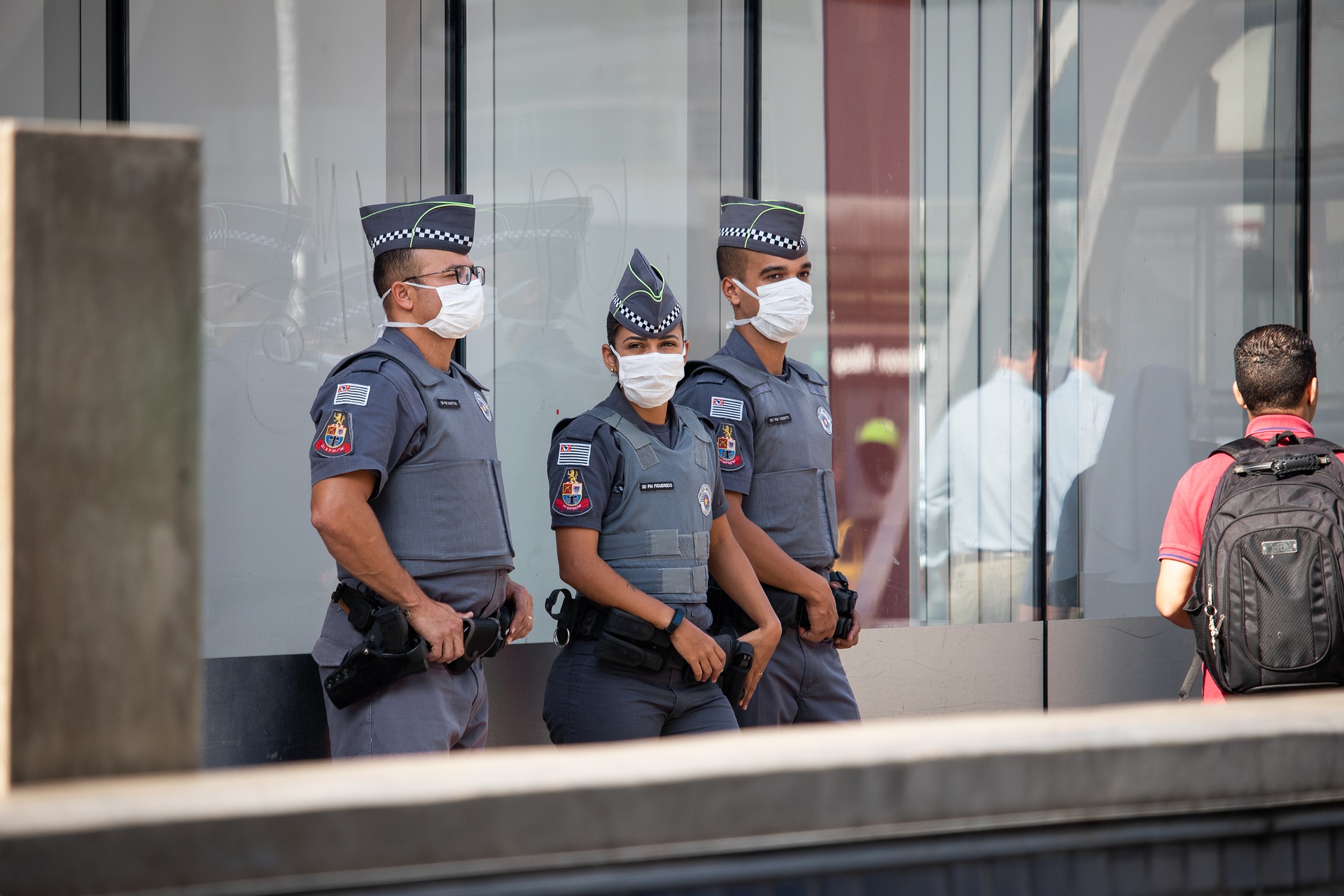 ¿Por qué un jefe policial de Florida prohibió a sus agentes usar mascarillas?