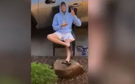 Mucho amor y tiempo libre: Joven pasó fuera de la casa de su novia todo el tiempo mientras ella se recuperaba del coronavirus