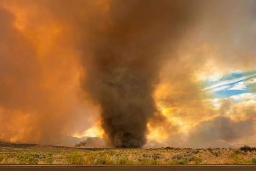 Las impactantes imágenes del tornado de fuego que arrasó en el norte de California