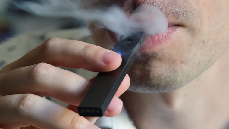 ¿Existe más riesgo de contraer coronavirus si se usan los cigarrillos electrónicos?
