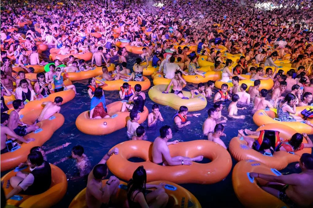 Video: Wuhan se olvida del coronavirus y le llueven críticas por una macrofiesta tecno en una piscina