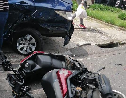 Vehículo fuera de control causa colisión múltiple en la zona 14