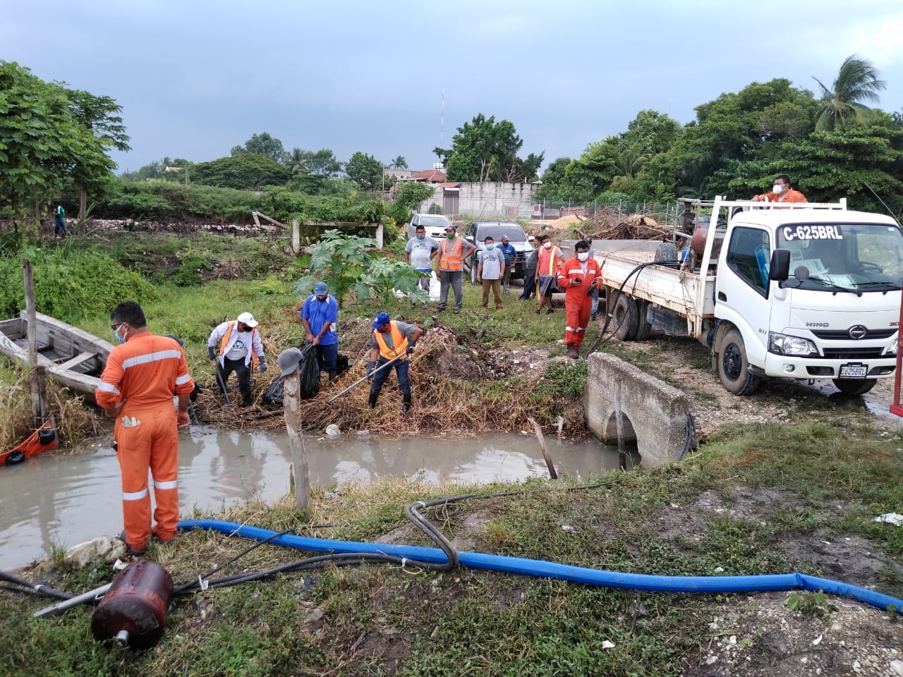 Investigan derrame de combustible en el lago Petén Itzá