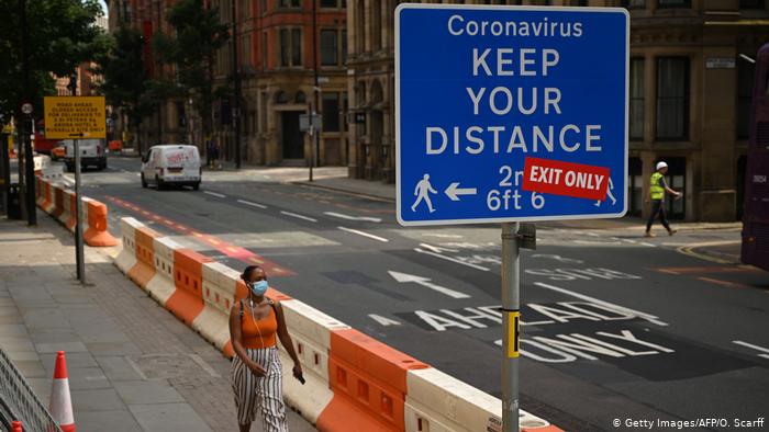 Inglaterra multará hasta con 13.000 dólares a quien incumpla autoconfinamiento