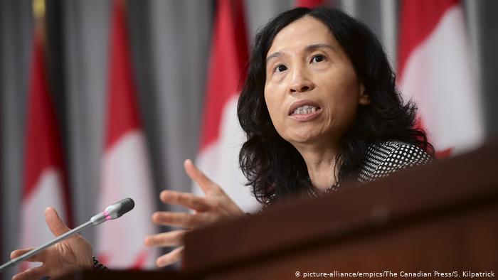 Principal médico de Canadá insta a usar mascarilla durante el sexo