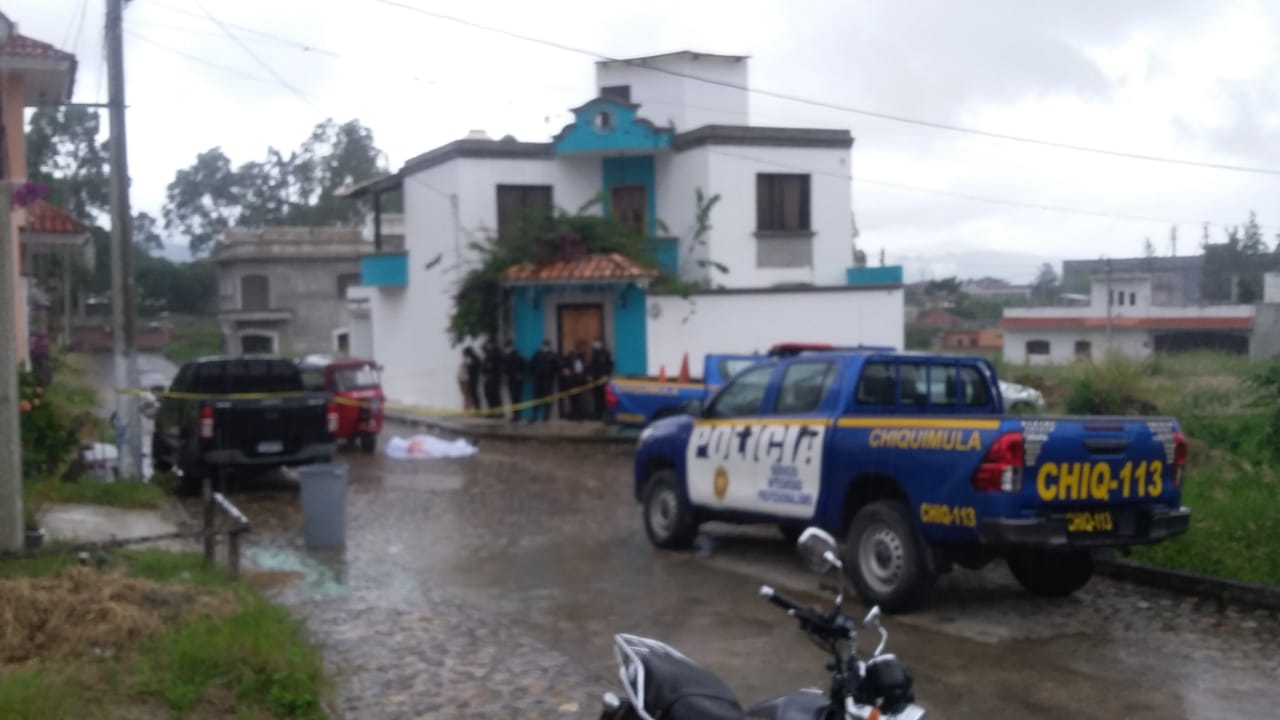 Hombre mata a su exesposa y a un mototaxista frente a su hija y luego huye con ella en Esquipulas