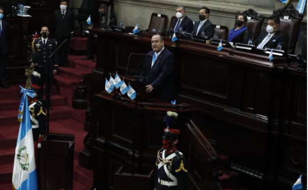 ¿Quién debe asumir la Presidencia en Guatemala en caso de ausencia del presidente?