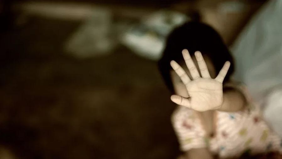 Condenan a más de 33 años de cárcel a hombre que violó a su hija y grabó el hecho