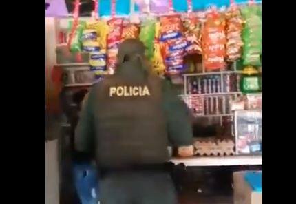 “¡Pégueme para tener el gusto de pegarle un tiro!”: Indigna video de un policía colombiano amenazando a menor de edad