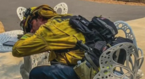 Exhausto y sucio: la imagen viral de un socorrista que muestra la magnitud de los incendios en California