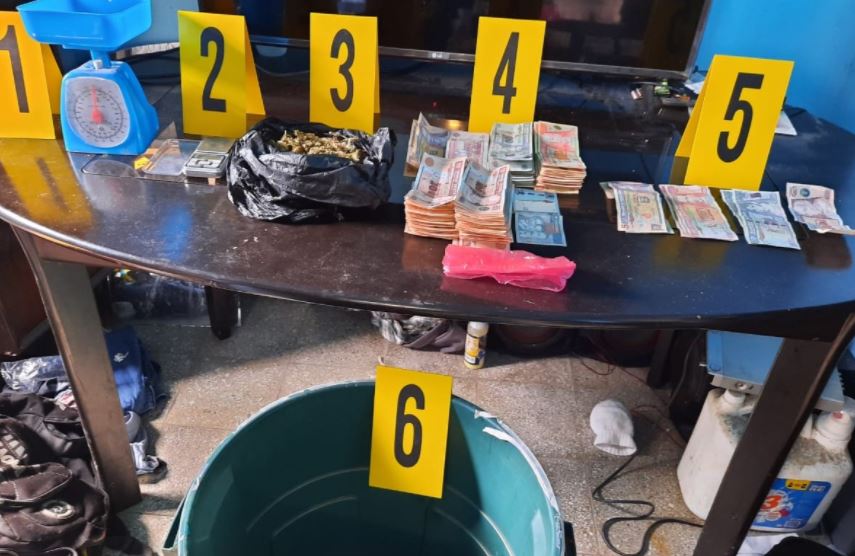 Autoridades capturan en allanamientos a cinco presuntos pandilleros y les decomisan droga, dinero y celulares