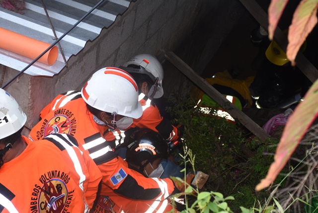 Quedaron soterrados: Albañiles son rescatados y trasladados al hospital
