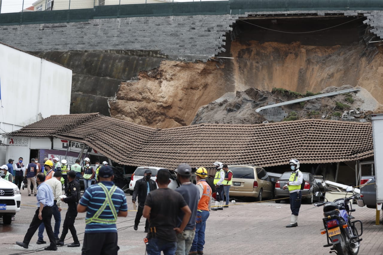 VIDEO: rescatan a varias personas atrapadas en un derrumbe en la zona 5 capitalina