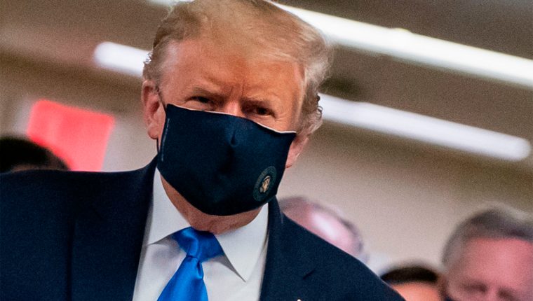 El director de los CDC afirma que las mascarillas serían más efectivas que las vacunas y por qué Trump no está de acuerdo