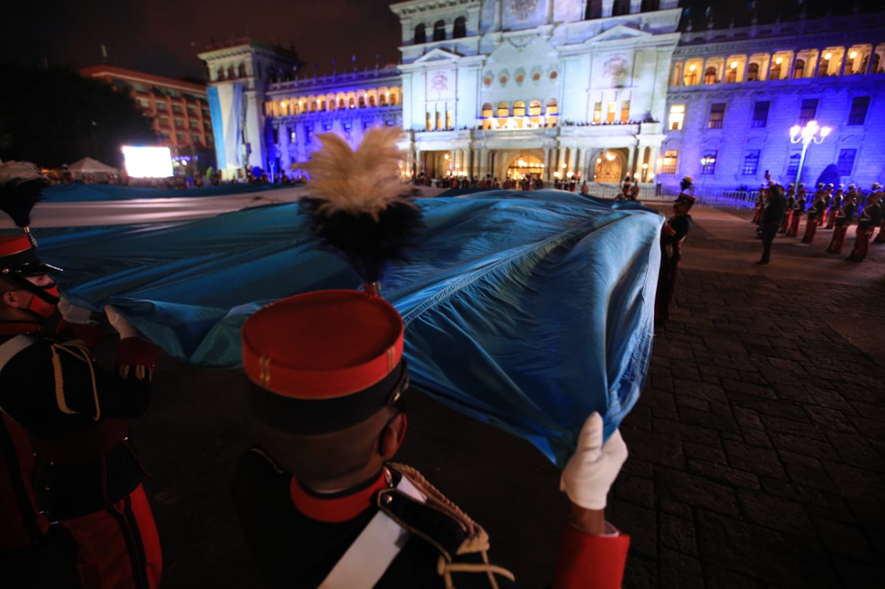 En imágenes: así transcurrieron los actos conmemorativos por la Independencia patria en la Plaza de la Constitución