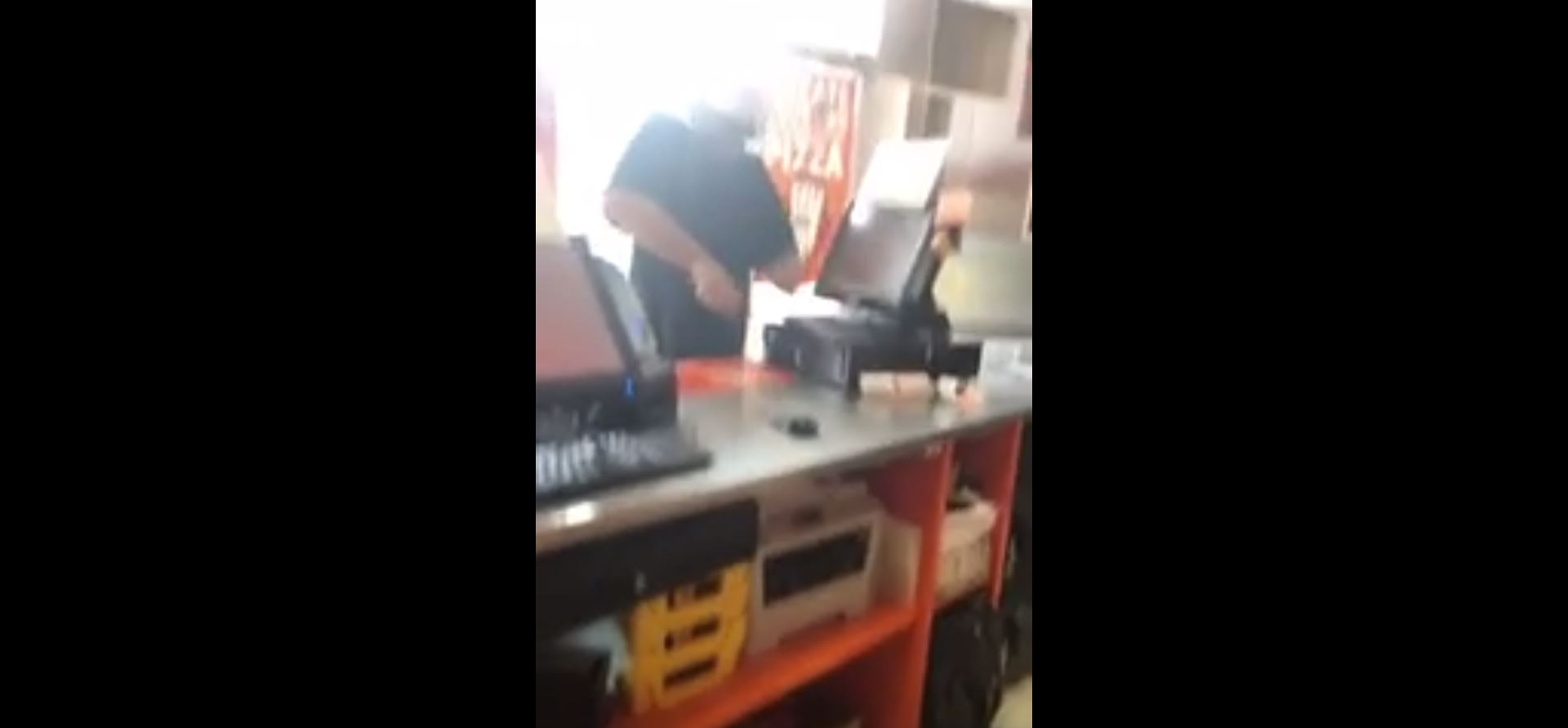 VIDEO: Un torpe ladrón intenta robar en una pizzería mientras los empleados se burlan